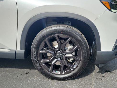 Certified 2025 Honda Pilot Touring image 5