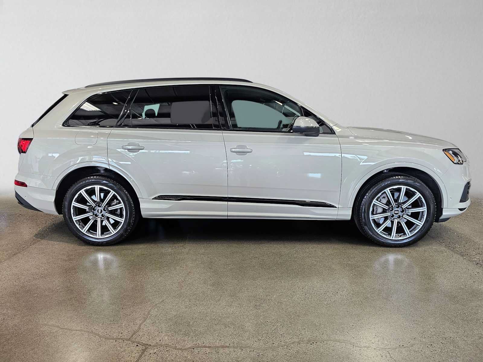 Used 2023 Audi Q7 2.0T Premium Plus w/ Premium Plus Package AWD/4WD image 2