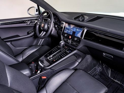 Certified 2025 Porsche Macan image 14