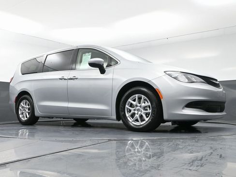 Used 2023 Chrysler Voyager LX image 47