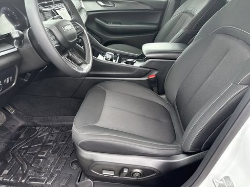 Used 2025 Jeep Grand Cherokee L Laredo RWD image 12