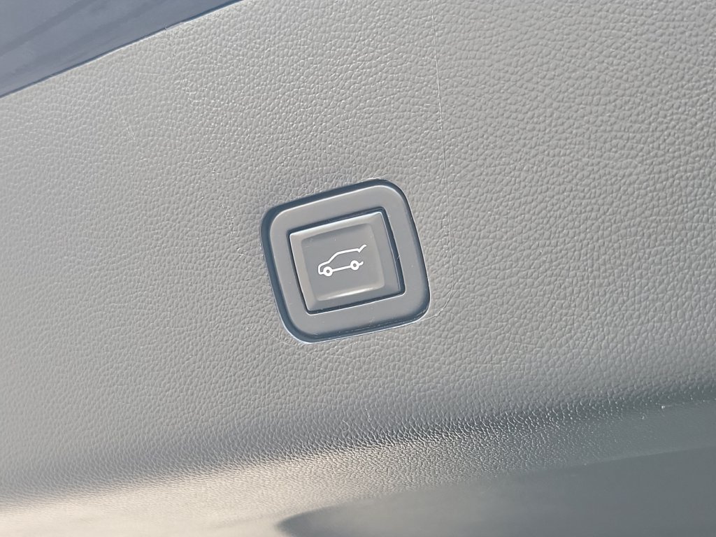 Used 2021 Chevrolet Traverse LT FWD image 36