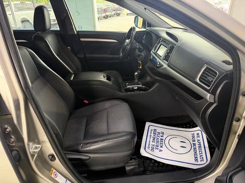 Used 2014 Toyota Highlander LE AWD/4WD image 22