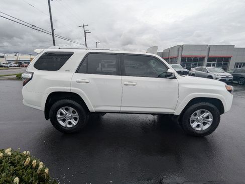 Certified 2016 Toyota 4Runner SR5 AWD/4WD image 19