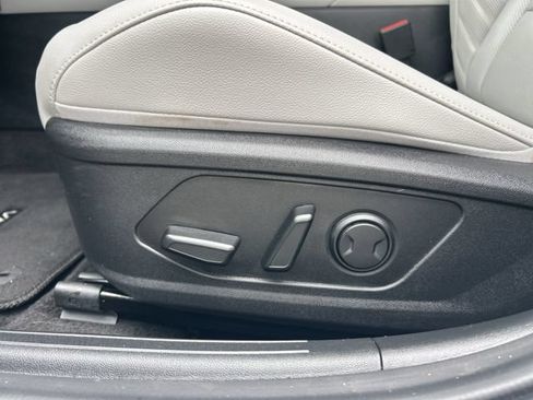 Used 2025 Hyundai Elantra Limited FWD image 12