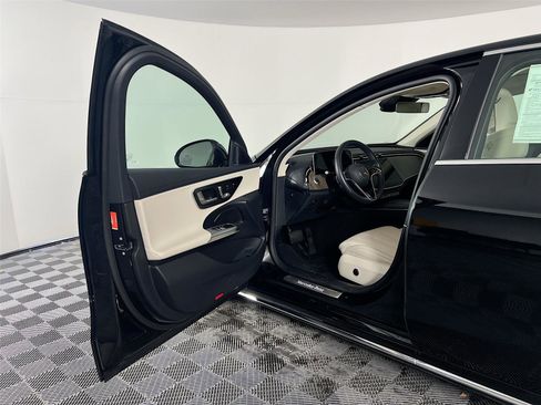 Used 2025 Mercedes-Benz E 350 4MATIC Sedan image 16