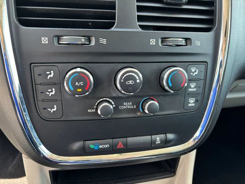 Used 2012 Dodge Grand Caravan SXT FWD image 23