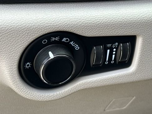 Used 2023 Chrysler Voyager LX FWD image 22