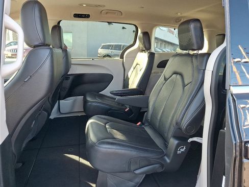 Certified 2022 Chrysler Pacifica Touring-L image 11