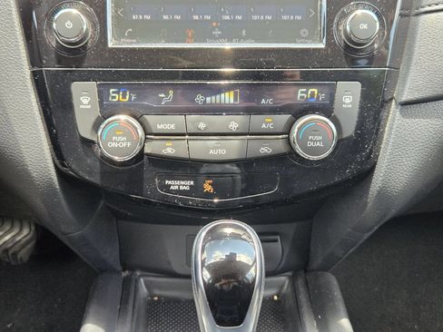 Used 2019 Nissan Rogue SV FWD image 18