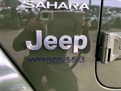 Used 2022 Jeep Wrangler Unlimited Sahara AWD/4WD image 30