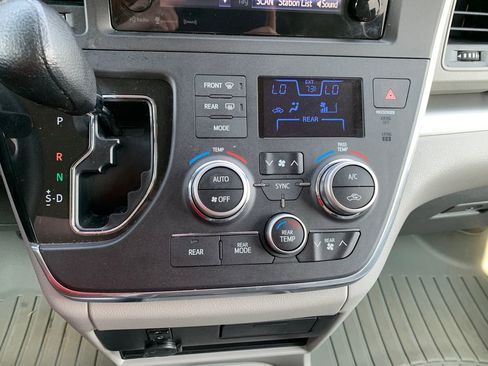 Used 2016 Toyota Sienna LE FWD image 17