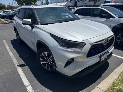 Used 2023 Toyota Highlander XLE FWD image 3