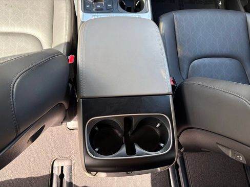 Used 2025 Kia Carnival FWD image 17