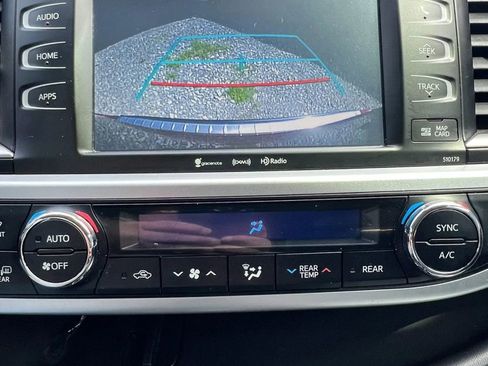 Used 2017 Toyota Highlander SE image 18