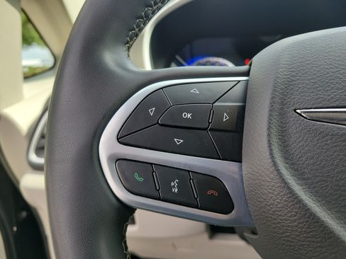 Used 2023 Chrysler Pacifica Touring-L FWD image 22