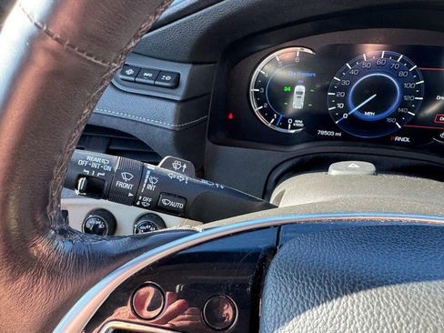 Used 2018 Cadillac Escalade Premium Luxury image 20