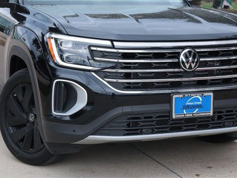 Certified 2025 Volkswagen Atlas SE image 3