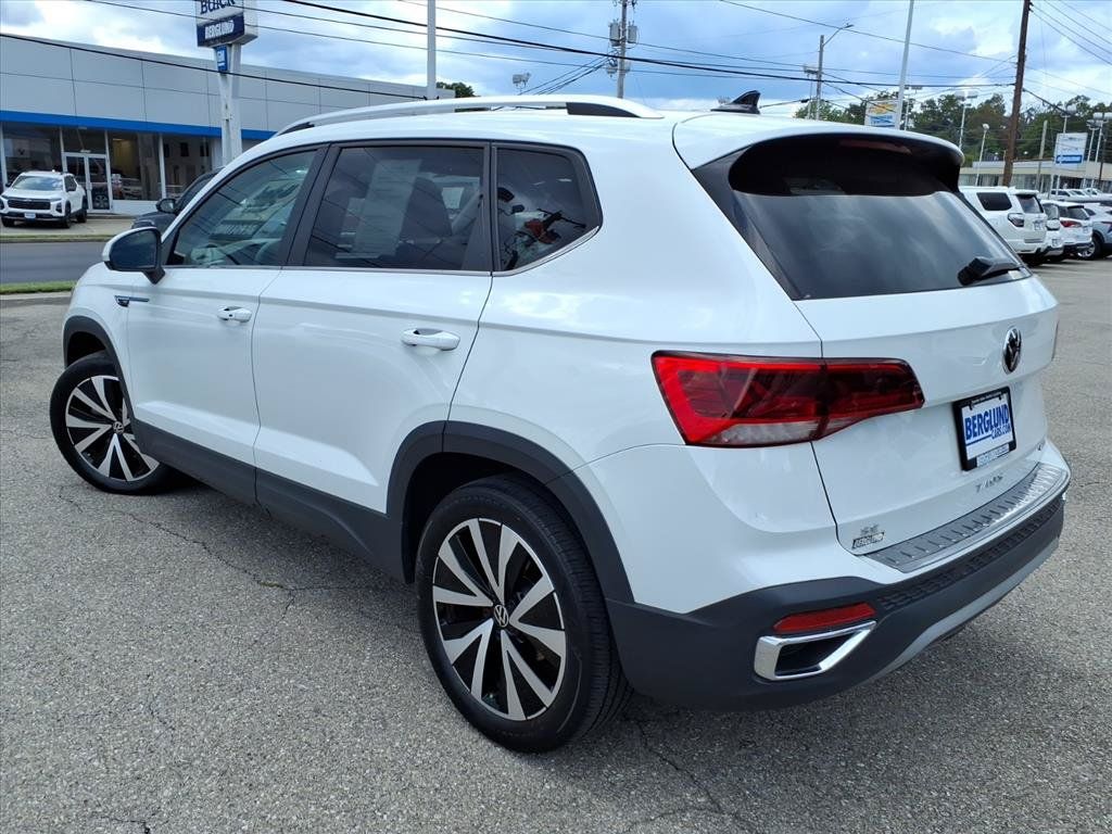 Used 2022 Volkswagen Taos SE w/ Panoramic Sunroof Package FWD image 6