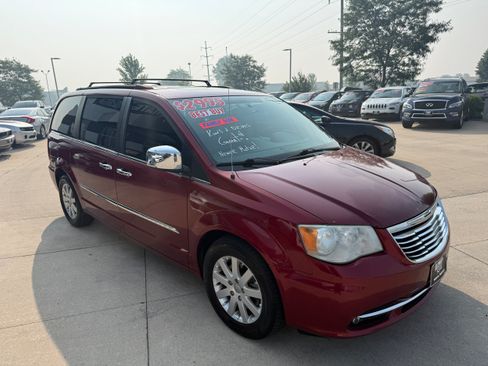 Used 2012 Chrysler Town & Country Touring-L w/ Entertainment Group #2 FWD image 3