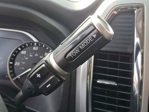 Used 2021 Nissan Titan SV w/ SV Convenience Package image 14