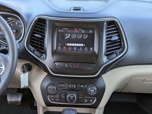 Used 2019 Jeep Cherokee Latitude w/ Popular Appearance Group FWD image 19
