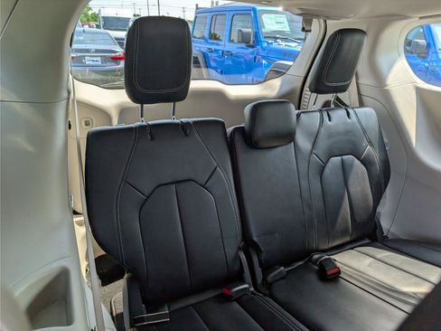 Used 2023 Chrysler Pacifica Touring-L FWD image 12