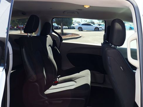 Used 2020 Chrysler Voyager L image 27
