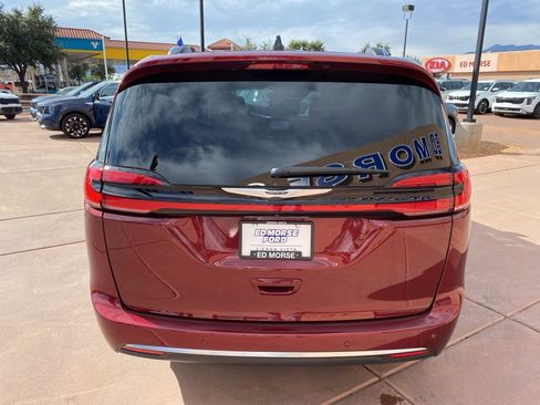Used 2023 Chrysler Pacifica Pinnacle image 8