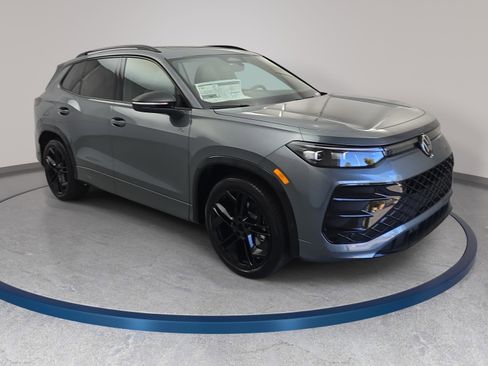 New 2026 Volkswagen Tiguan SE R-Line FWD image 3