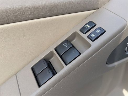 Used 2014 Nissan Frontier SL w/ SL Moonroof Package image 32