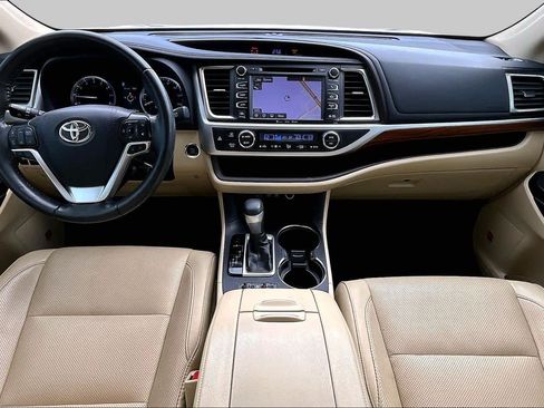 Used 2019 Toyota Highlander Limited FWD image 16