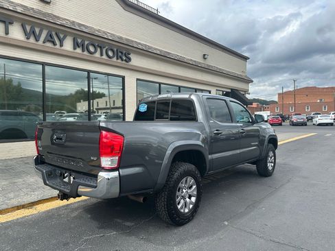 Used 2016 Toyota Tacoma SR5 image 3
