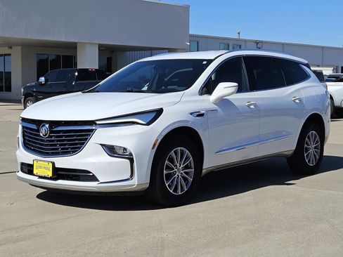 Used 2024 Buick Enclave Premium image 3