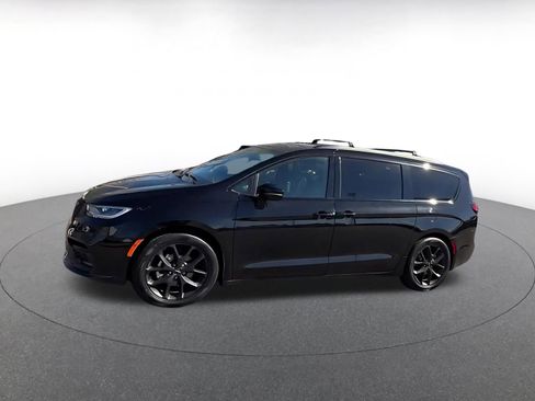 Used 2025 Chrysler Pacifica Limited image 4