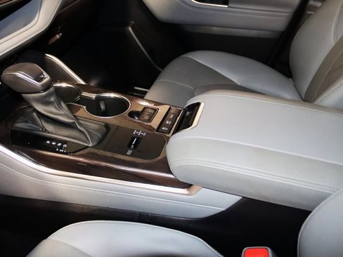Used 2021 Toyota Highlander Platinum image 42