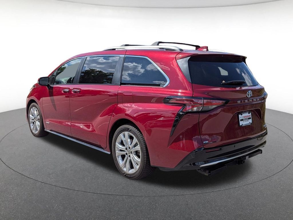 Used 2021 Toyota Sienna Platinum FWD image 4