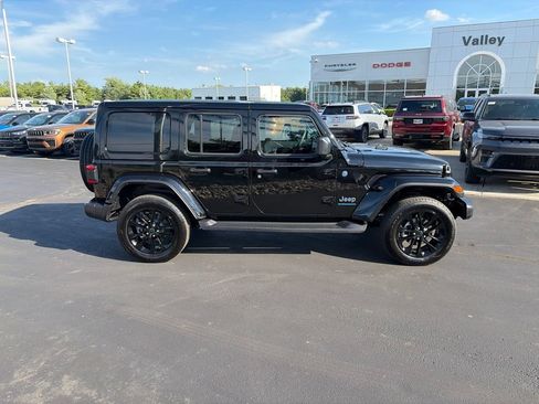 Used 2025 Jeep Wrangler Unlimited Sahara AWD/4WD image 8