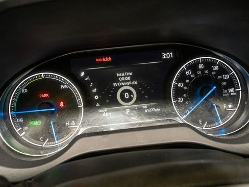 Used 2022 Toyota Venza XLE image 16