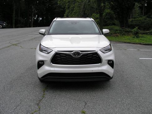 Used 2021 Toyota Highlander Limited AWD/4WD image 2