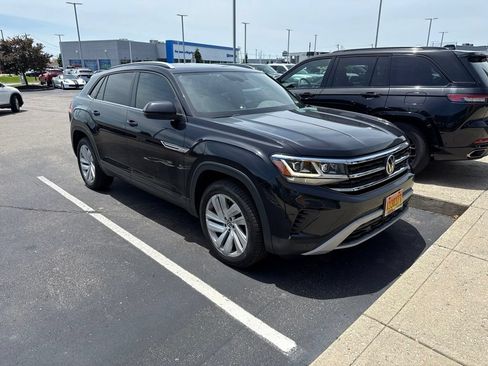 Used 2020 Volkswagen Atlas Cross Sport SE w/ Panoramic Sunroof Package AWD/4WD image 2