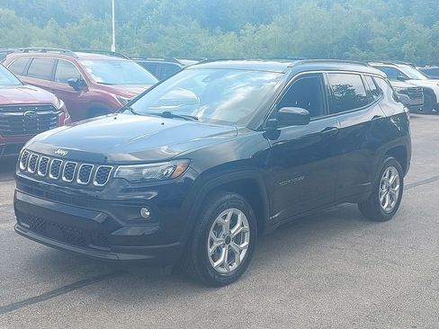 Used 2025 Jeep Compass Latitude AWD/4WD image 3