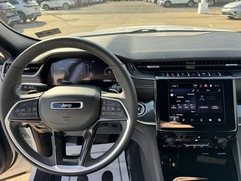 Used 2023 Jeep Grand Cherokee L Laredo image 14