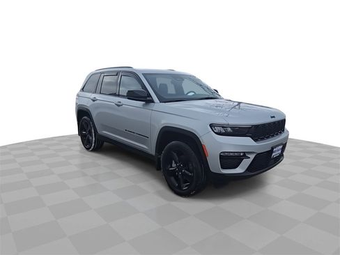 Used 2025 Jeep Grand Cherokee Limited w/ Black Appearance Package image 2