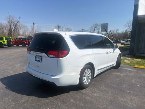 Used 2018 Chrysler Pacifica Touring-L image 2