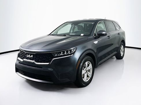 Used 2023 Kia Sorento LX image 3