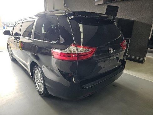 Used 2017 Toyota Sienna XLE image 2