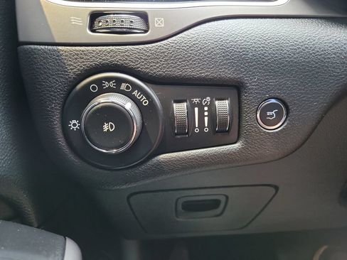 Used 2020 Jeep Cherokee Limited FWD image 23