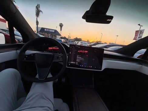 Used 2025 Tesla Model X AWD/4WD image 10