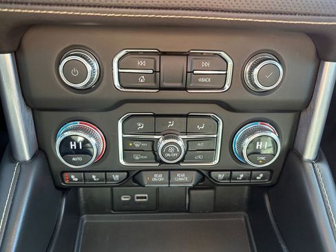 Used 2023 GMC Yukon XL SLT image 16